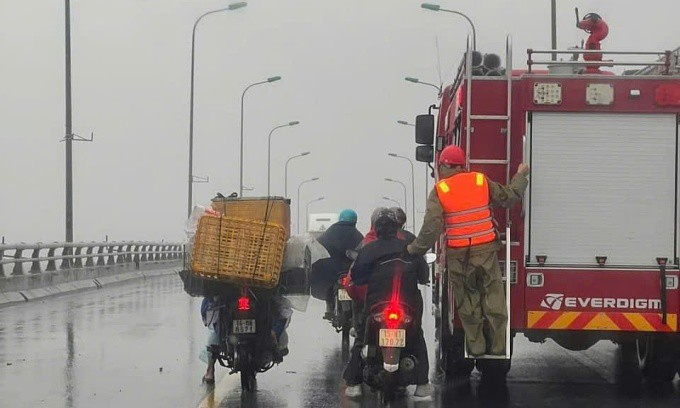 Công an Hải Phòng hỗ trợ người dân đi qua cầu Khuể, huyện Tiên Lãng, trưa 7/9. Ảnh: Xuân Hoa