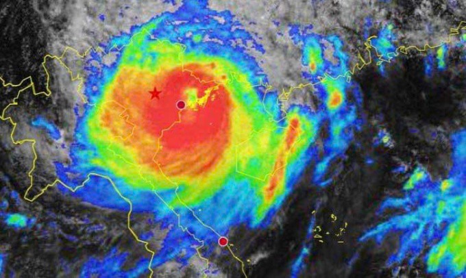Lúc 13h, bão đã đổ bộ TP Móng Cái của tỉnh Quảng Ninh, sức gió hiện tại là 12. Ảnh: Trung tâm Dự báo Khí tượng Thuỷ văn quốc gia