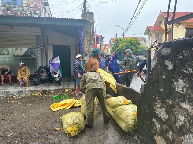 Các lực lượng của phường Nam Hoà, TX Quảng Yên bổ sung bao cát đề phòng nước triều dâng