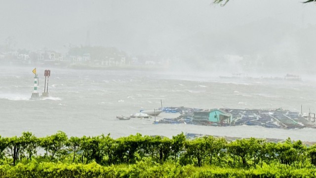 Bè nuôi trồng thủy sản của người dân bị sóng, gió đánh trôi dạt tại cầu 1 Vân Đồn