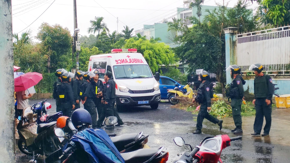 Lực lượng Công an TP Pleiku khống chế thành công thanh niên ngáo đá, đảm bảo an toàn. Ảnh: LK.