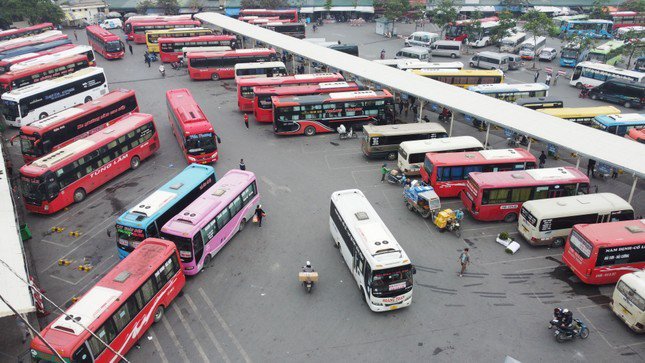 Để đảm bảo an toàn cho người và phương tiện trong những ngày xảy ra bão số 3, chiều tối nay Cty Cổ phần Bến xe Hà Nội đã ra thông báo tạm dừng hoạt động các tuyến xe khách tại các bến xe Giáp Bát, Mỹ Đình, Gia Lâm.