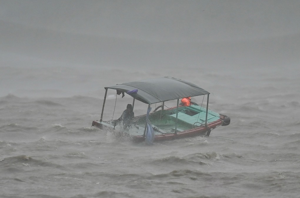 Cây đổ, tôn bay, một người tử vong trong gió bão - 14