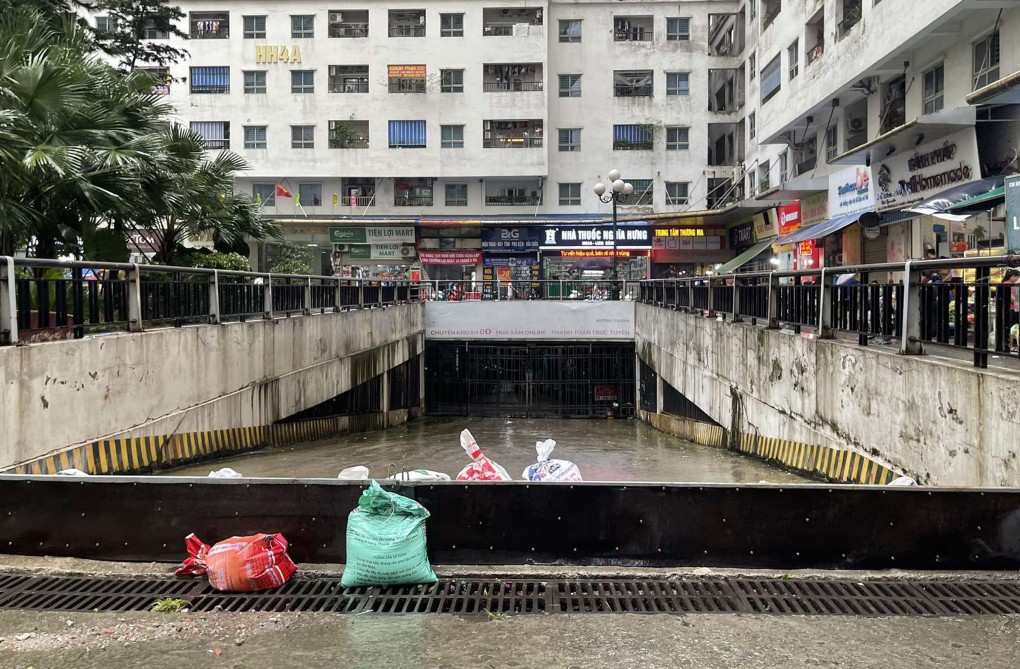 Cây đổ, tôn bay, một người tử vong trong gió bão - 12