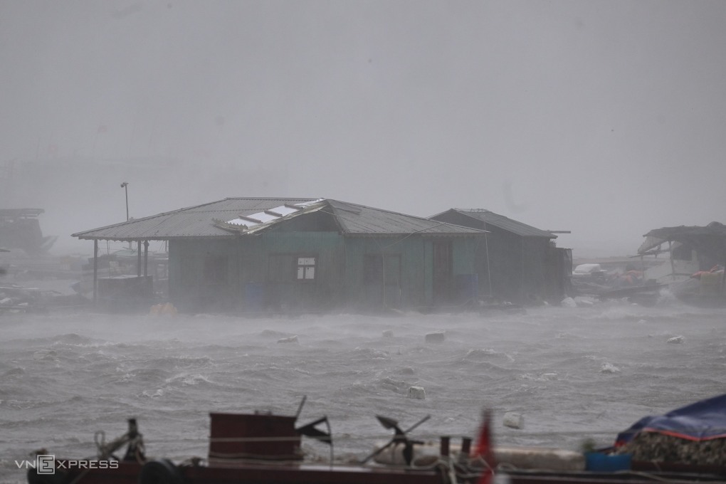 Cây đổ, tôn bay, một người tử vong trong gió bão - 15