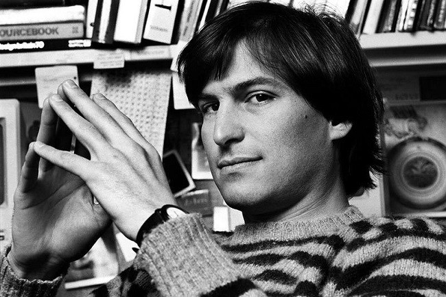 Steve Jobs là một trong 3 nhà sáng lập của thương hiệu Apple khi ông mới 21 tuổi. Năm 30 tuổi, Jobs rời khỏi công ty do chính mình lập ra và chính thức quay trở lại sau 12 năm để cứu Apple khỏi bờ vực phá sản.