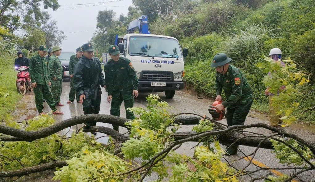 Cây đổ, tôn bay, một người tử vong trong gió bão - 5