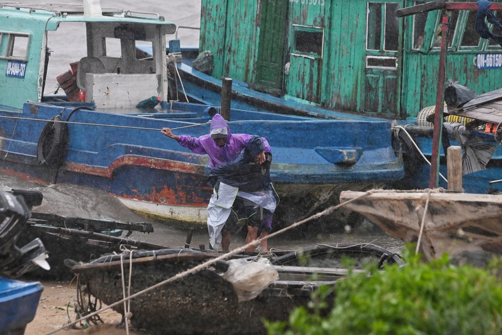 Cây đổ, tôn bay, một người tử vong trong gió bão - 7