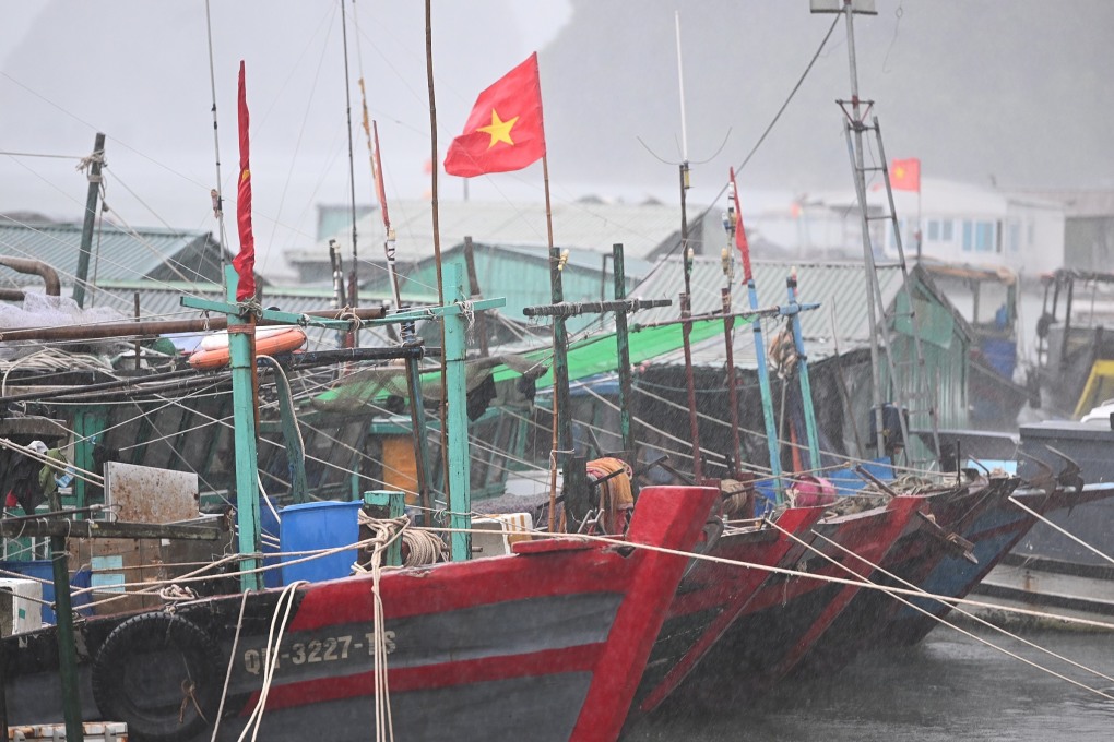 Cây đổ, tôn bay, một người tử vong trong gió bão - 27