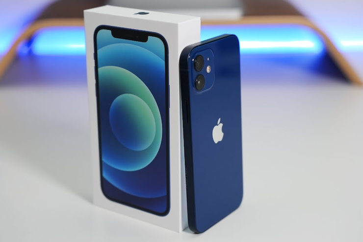 iPhone 12 có thiết kế góc cạnh vuông vức, là sự thay đổi hoàn toàn so với iPhone 11. Nhưng quay lại quá khứ, đó chỉ là phong cách cũ từng làm nên tên tuổi cho iPhone 4 hay iPhone 5, iPhone 5s.