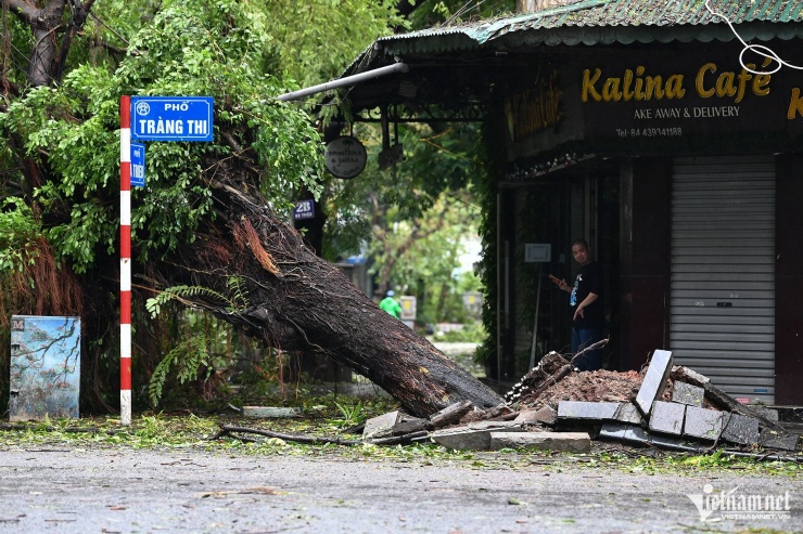 Hầu hết hàng quán, cơ sở kinh doanh vẫn đóng cửa nghỉ trong sáng 8/9.