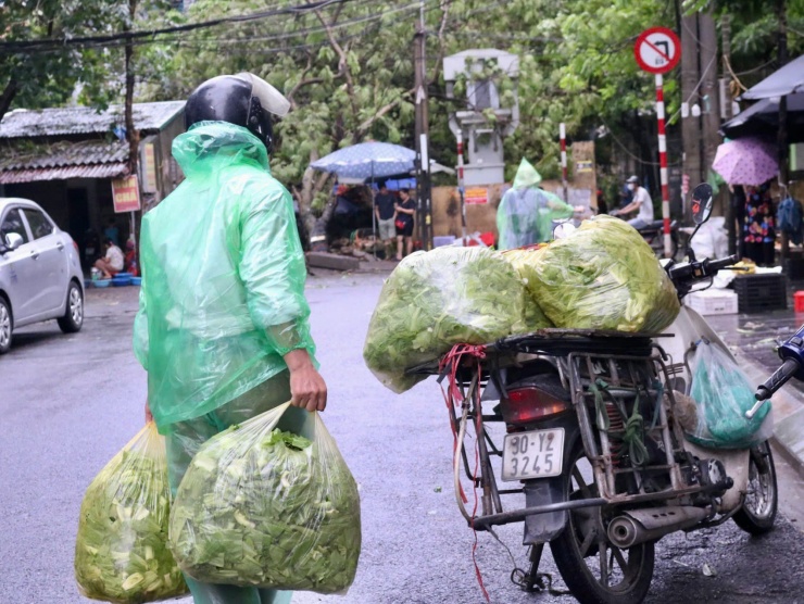 Chợ sớm sau bão: Vắng bóng tiểu thương, rau xanh tăng gấp rưỡi - 2