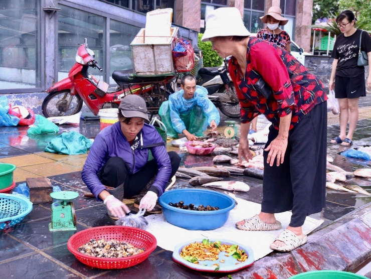 Chợ sớm sau bão: Vắng bóng tiểu thương, rau xanh tăng gấp rưỡi - 7