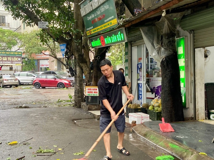 Chợ sớm sau bão: Vắng bóng tiểu thương, rau xanh tăng gấp rưỡi - 10