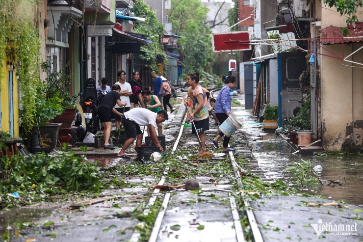 Ngã 5 Lương Khánh Thiện, nhiều cửa hàng kinh doanh tả tơi. Người dân chủ động dọn dẹp ngay từ sớm.