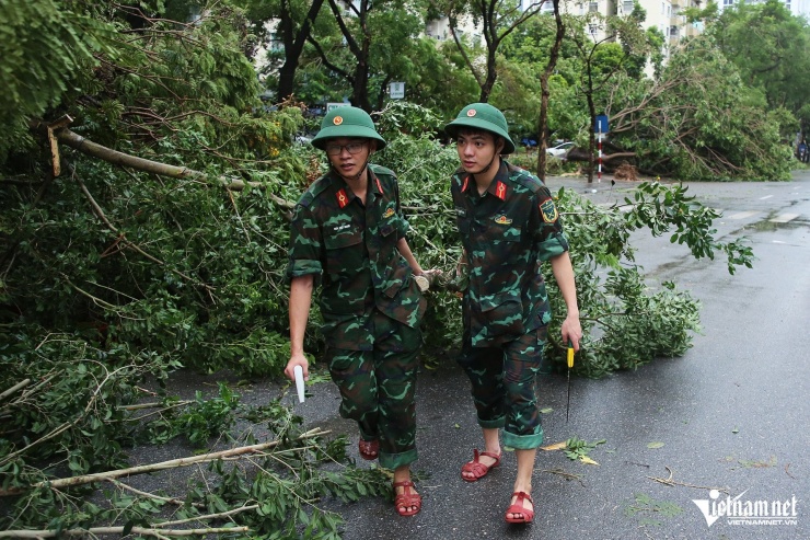 Học viện Quân y đã điều động hàng chục cán bộ, chiến sĩ chia thành nhóm để đi dọn dẹp cây xanh, cứu hộ ô tô bị đè bẹp tại đường Chiến Thắng, đường 19/5...