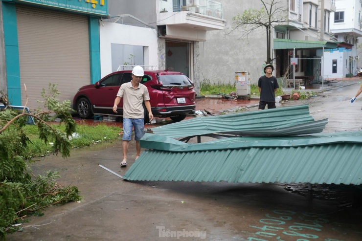 Người dân địa phương cho biết, sức gió trong bão quá lớn khiến nhiều mái tôn, cửa kính bị thổi bay và rơi xuống đường rất nguy hiểm.