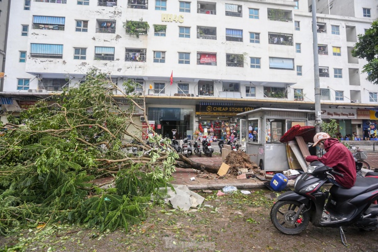 Khu đô thị đông dân nhất Thủ đô tan hoang sau bão Yagi, 'có nhà nhưng không có lối vào' - 2