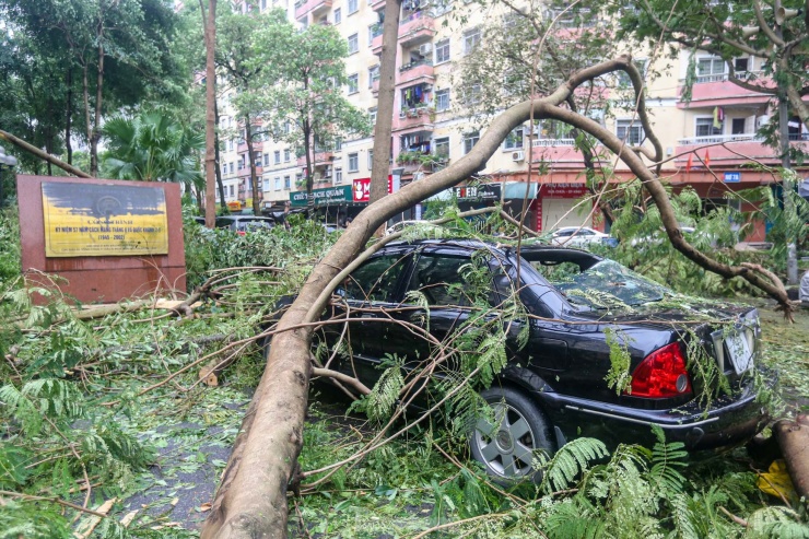 Khu đô thị đông dân nhất Thủ đô tan hoang sau bão Yagi, 'có nhà nhưng không có lối vào' - 13