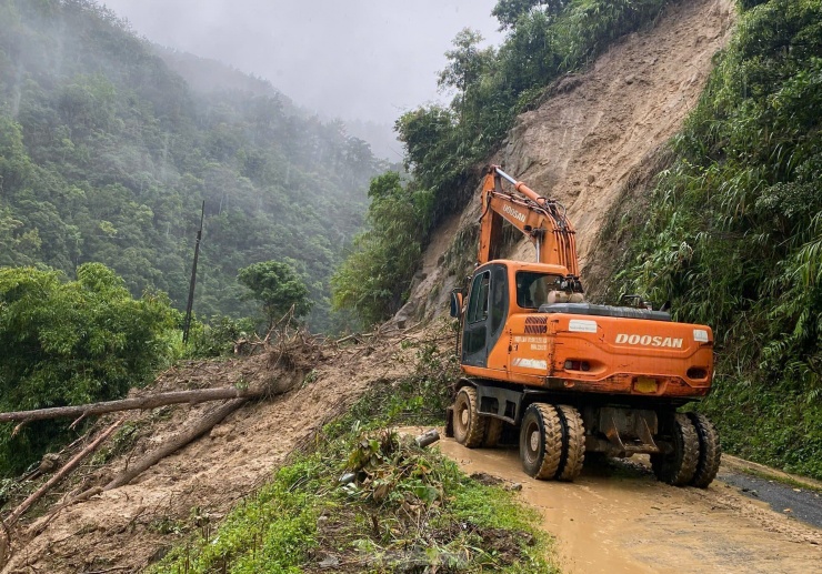 Nhiều tuyến giao thông bị sạt lở như tỉnh lộ 174 (Nghĩa Lộ - Trạm Tấu) tại Km 26 khối lượng khoảng 100 m3 và sạt lở đất đá nhiều điểm gây ảnh hưởng, ách tắc giao thông cục bộ.