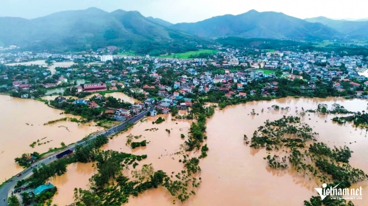 Lũ trên sông Lục Nam dâng cao, nhiều nơi tại Sơn Động, Lục Ngạn bị ngập nặng, chia cắt giao thông. 