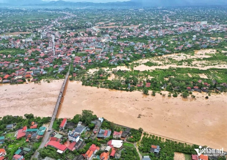 Nhiều hộ dân ở huyện Lục Ngạn bị cô lập do nước lên cao.