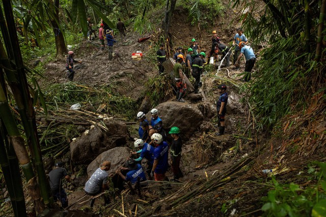 Tìm kiếm nạn nhân bị chôn vùi trong trận lở đất do bão Yagi gây ra ở San Luis, Antipolo, tỉnh Rizal - Philippines hôm 3-9. Ảnh: REUTERS