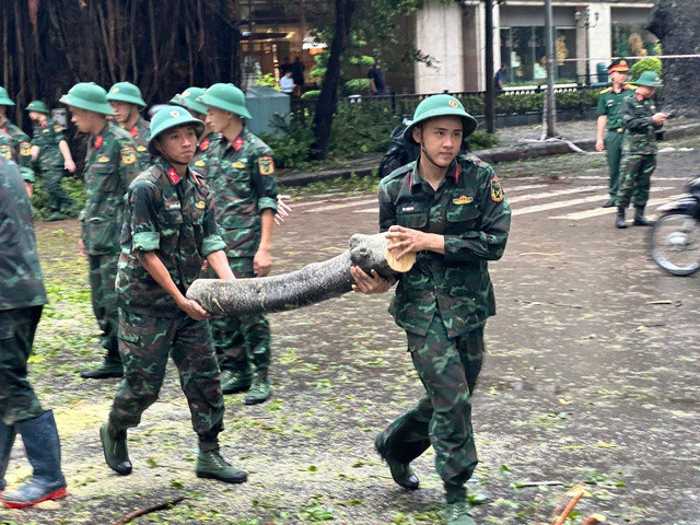 Lực lượng quân đội được huy động để xử lý hậu quả cơn bão để lại