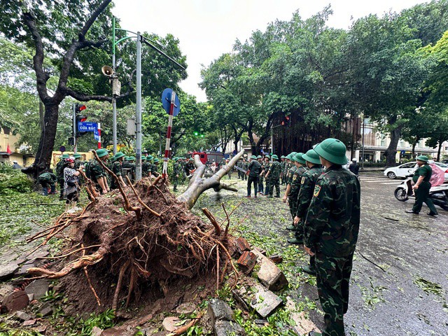 VIDEO: Bộ đội, công an xuyên đêm khắc phục hậu quả cơn bão số 3 - 5