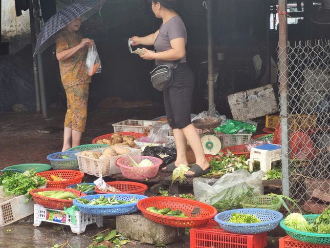 Thưa thớt hàng rau xanh tại chợ Nam Trung Yên (Cầu Giấy, Hà Nội).