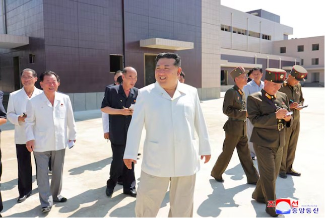 Chủ tịch Triều Tiên Kim Jong Un thăm công trường xây dựng các nhà máy công nghiệp ngày 26/8. (Ảnh: KCNA)