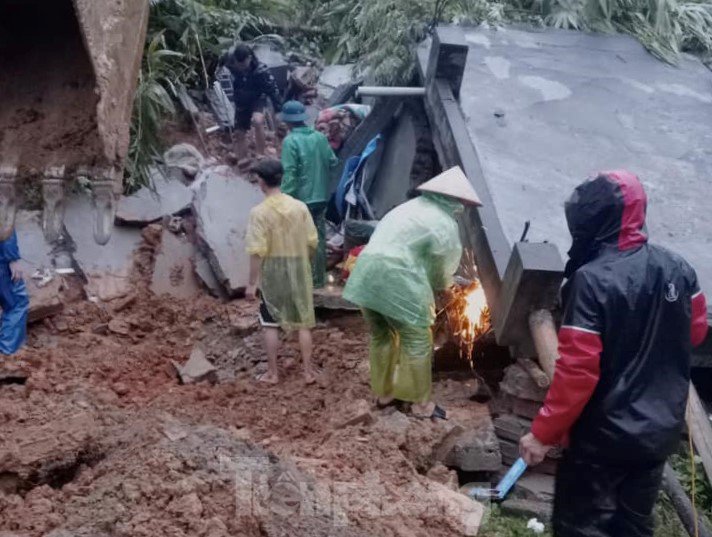 Chị Xa Thị Tăm (trú tại xóm Chầm, xã Tân Minh) cho hay: “Đêm qua trong tiếng mưa rơi rả rích và tiếng gió lớn, bỗng nghe tiếng rầm. Khi tôi kịp lấy ô che, chạy ra ngoài xem thì đã thấy một căn nhà đổ sập, đất đá vùi lấp phần lớn căn nhà của hàng xóm. Tôi và mọi người vô cùng thương tiếc cho sự việc này”.