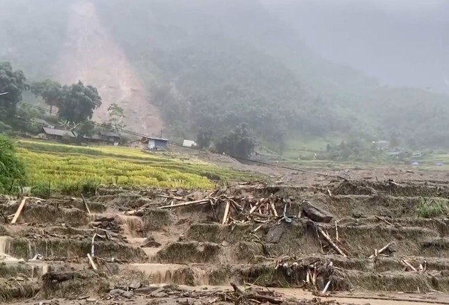 Theo lãnh đạo thị xã Sa Pa, ngay khi phát hiện sạt lở, địa phương đã huy động 54 cán bộ, dân quân tự vệ tại chỗ của xã và 26 chiến sĩ Công an thị xã tiếp cận hiện trường để thực hiện công tác cứu hộ cứu nạn, đưa người bị thương đi cấp cứu.