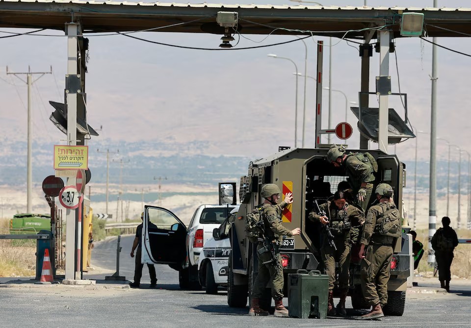 Lực lượng an ninh Israel ở cửa khẩu Allenby Bridge, sau vụ nổ sung (ảnh: Reuters)