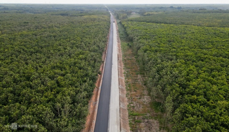 Phần đường Hồ Chí Minh đi qua tỉnh Bình Dương dài 31 km dần thành hình. Đoạn này thuộc gói thầu XL01 do Tập đoàn Đèo Cả thi công có giá trị xây lắp hơn 681 tỷ đồng, dự kiến thông xe kỹ thuật dịp 30/4 năm sau.