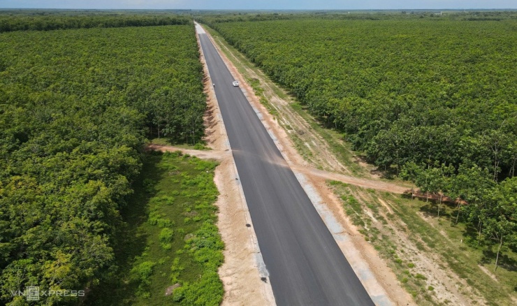 Đường Hồ Chí Minh kéo dài từ Pác Bó (Cao Bằng) đến Đất Mũi (Cà Mau), dài 2.744 km, quy mô tối thiểu 2 làn xe. Theo Nghị quyết của Quốc hội, năm 2020 tuyến đường phải hoàn thành, song đến giữa năm 2022 mới làm được 2.362 km và 258 km tuyến nhánh, đang triển khai 211 km. Còn lại còn 171 km dự kiến cần 10.700 tỷ đồng, trong đó có hai đoạn Rạch Sỏi - Bến Nhất và Gò Quao - Vĩnh Thuận.