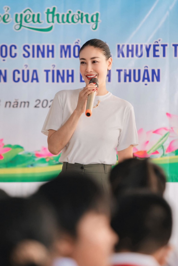 Hà Kiều Anh xuất hiện trong một hoạt động thiện nguyện gần đây với trang phục tối giản gồm áo thun trắng phối quần vải cạp cao ống suông.