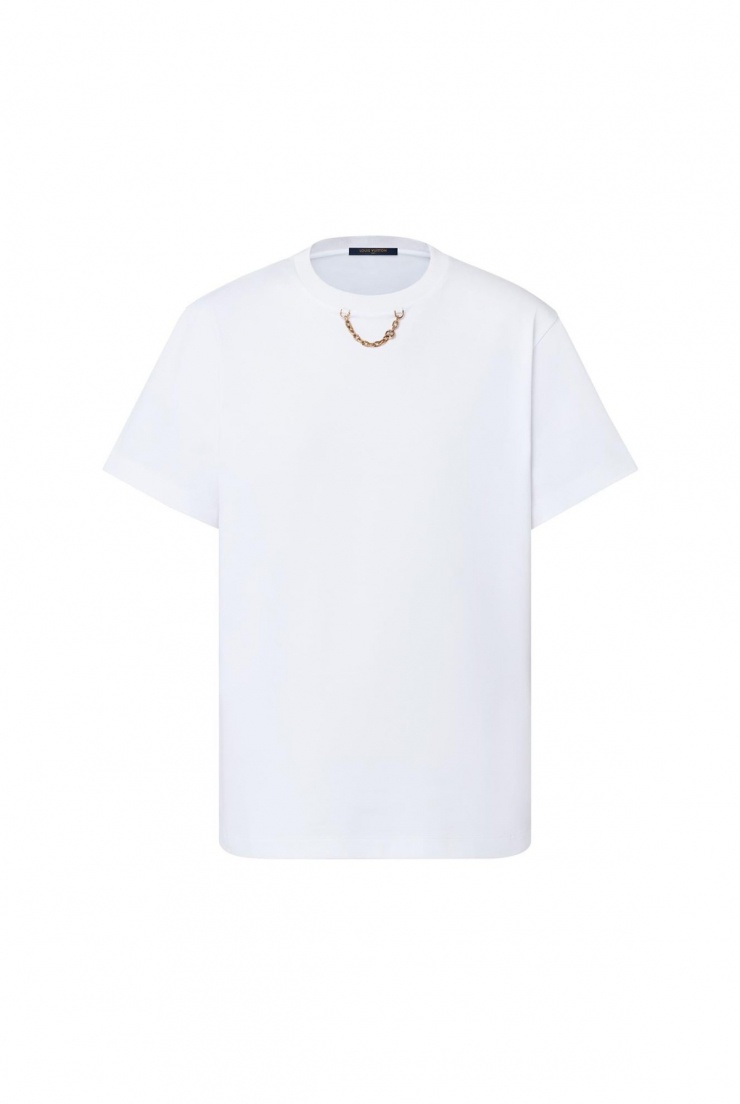 Hoa hậu mặc thiết kế Louis Vuitton Chain T-shirt có gam màu trắng trơn, điểm nhấn dây xích ở cổ áo. Thiết kế có giá bán khoảng hơn 21 triệu đồng.