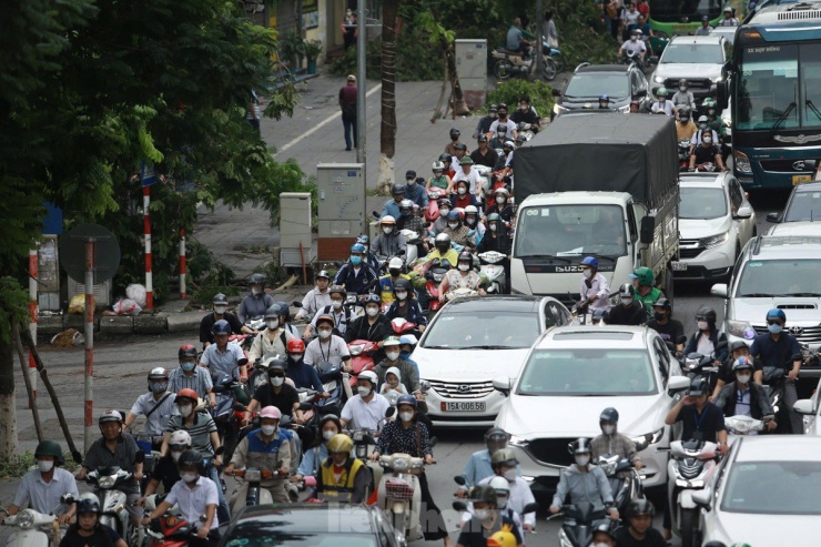 Các tuyến đường Hồ Tùng Mậu, Kim Mã, Hoàng Quốc Việt xảy ra ùn tắc kéo dài.