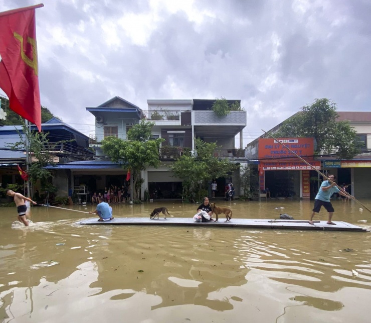 Nước ngập sâu khiến việc đi lại của người dân gặp nhiều khó khăn.