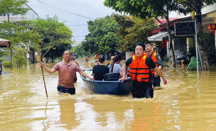 Lực lượng quân đội, công an, dân quân tự vệ phường Túc Duyên (TP Thái Nguyên) khẩn trương ứng cứu, đưa người dân vùng ngập lụt đến nơi an toàn.