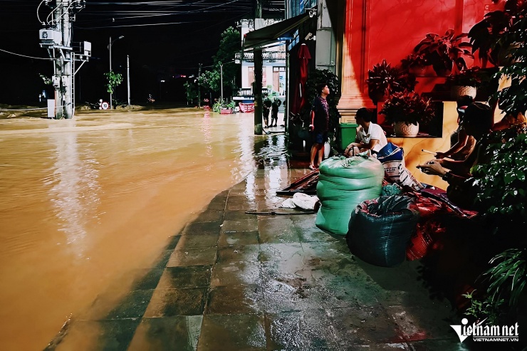 Người dân xếp một số hành lý, vật dụng để chờ lực lượng chức năng đưa đi sơ tán.