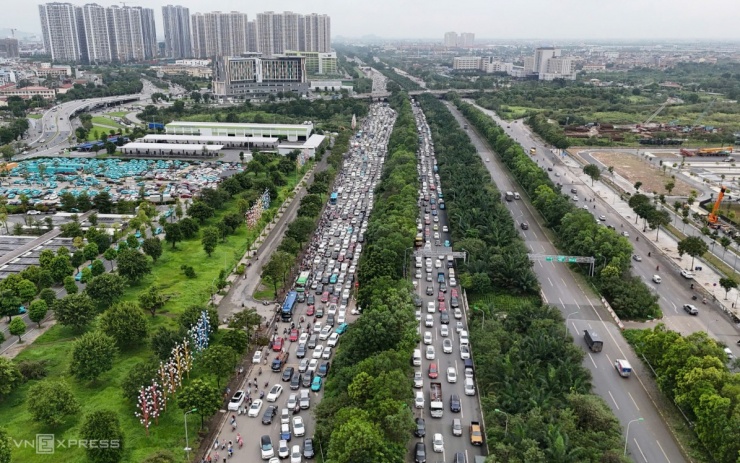 Đại Lộ Thăng Long ùn tắc 10 km - 1