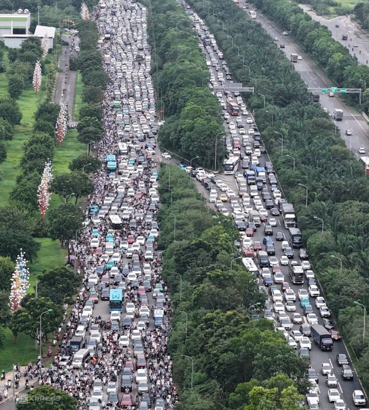 Đại Lộ Thăng Long ùn tắc 10 km - 2