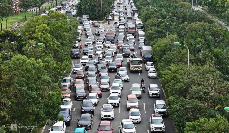 Đại Lộ Thăng Long ùn tắc 10 km - 6