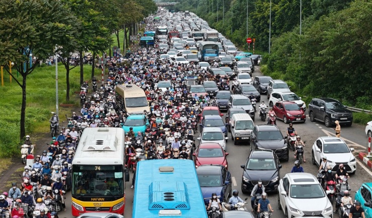 Đại Lộ Thăng Long ùn tắc 10 km - 5