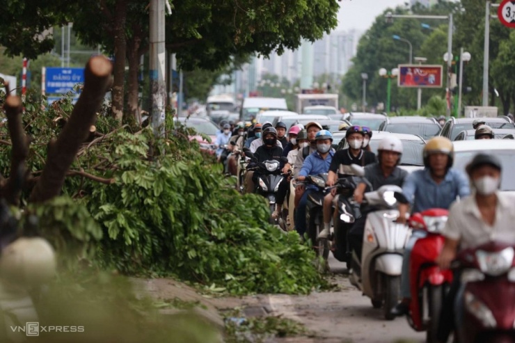 Đại Lộ Thăng Long ùn tắc 10 km - 10