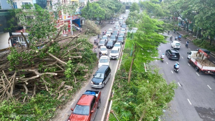 Đại Lộ Thăng Long ùn tắc 10 km - 9