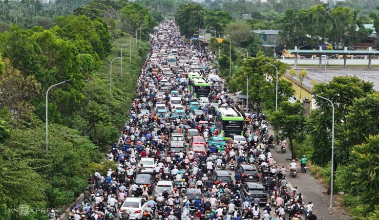 Đại Lộ Thăng Long ùn tắc 10 km - 8