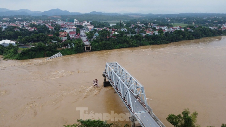 Sáng 9/9, cầu Phong Châu bắc qua sông Hồng trên quốc lộ 32C, nối liền hai huyện Lâm Thao và Tam Nông (Phú Thọ) bị sập. Thời điểm này, nhiều người đang tham gia giao thông. Ảnh: Hoàng Mạnh Thắng.